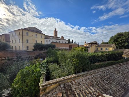 Vendita Appartamento SIENA CENTRO – A pochi passi da Porta Romana. Vendesi, in posizione privilegiata, all’interno di un...